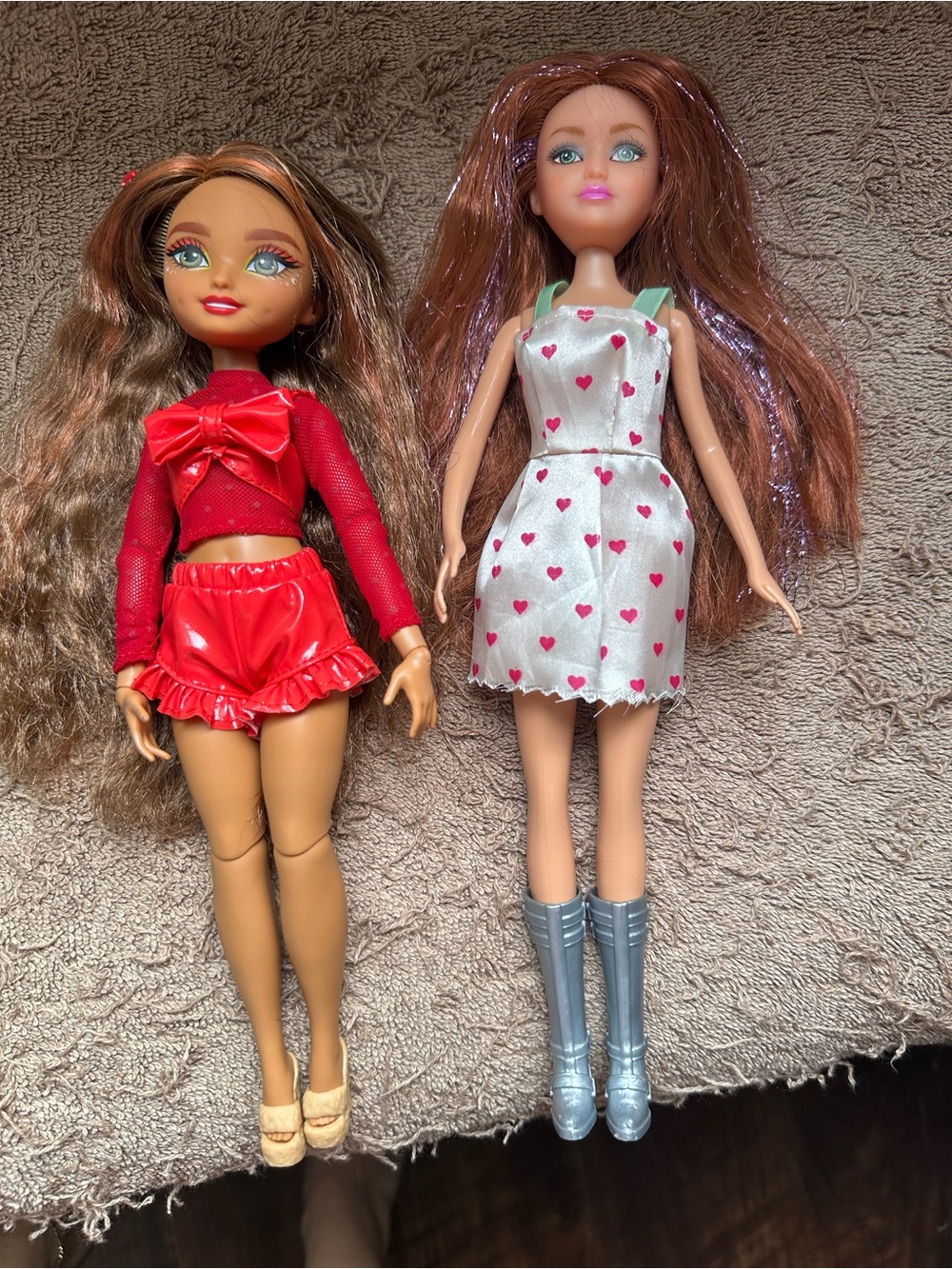 Mattel Fashion Dolls Set - Red Outfit & White Heart Dress